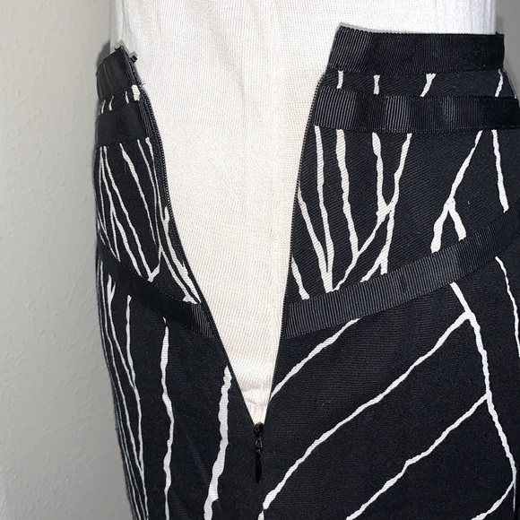 Ann Taylor Geometric Pattern Skirt (Black and White/Off White) Size 4P - Picture 3 of 16
